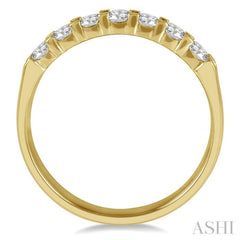 1/2 ctw 7 Stone Round Cut Diamond Wedding Band in 14K Yellow Gold