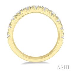 1 1/2 ctw 11 Stone Round Cut Diamond Wedding Band in 14K Yellow Gold