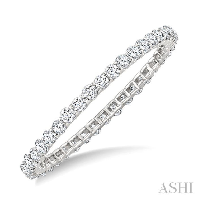1/2 Ctw Round Cut Diamond Eternity Band in 14K White Gold