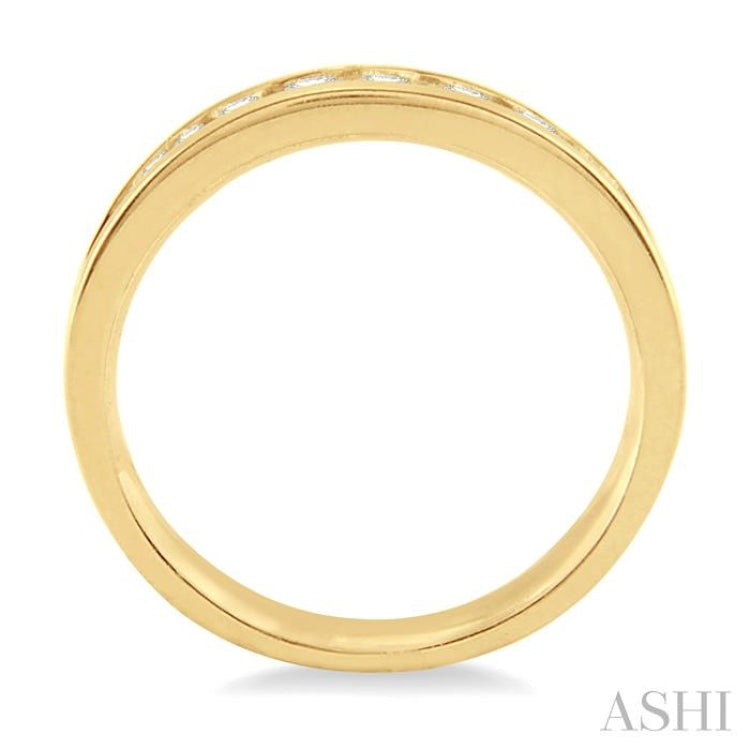 1/6 ctw Round Cut Diamond Wedding Band in 14K Yellow Gold