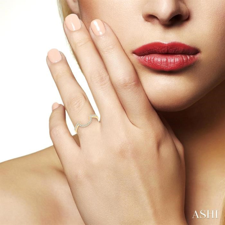 1/4 ctw Round Cut Diamond Wedding Band in 14K Yellow Gold
