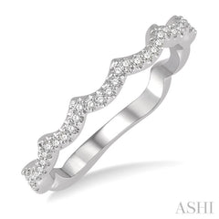 1/6 ctw Wavy Pattern Round Cut Diamond Wedding Band in 14K White Gold